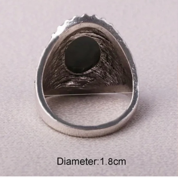 NWT. Vintage Style Silver Tone Ring with a Beautiful Gray Stone! - Picture 3 of 3